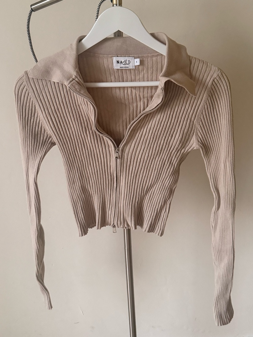 NA-KD Reborn Beige Ribbed Zip-Front Collared Knit Top